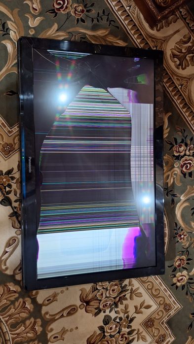 Panasonic 42" — в хорошем состоянии, НО экран разбит
