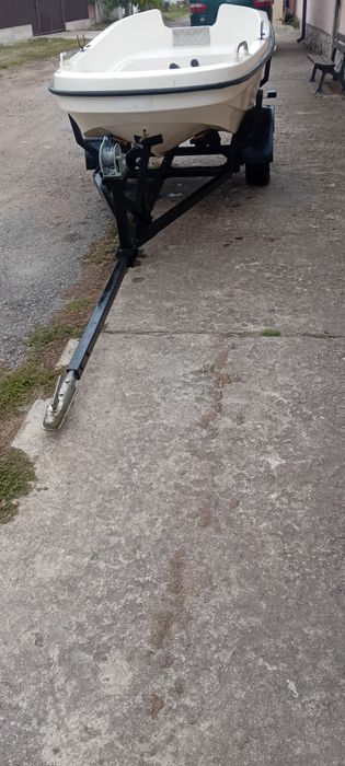 Лодка с колесар и двигател