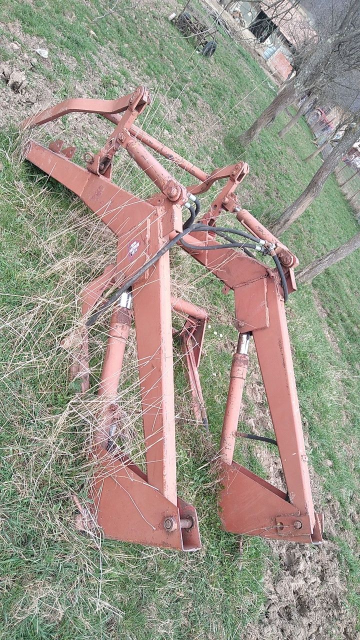 Vând încărcător frontal