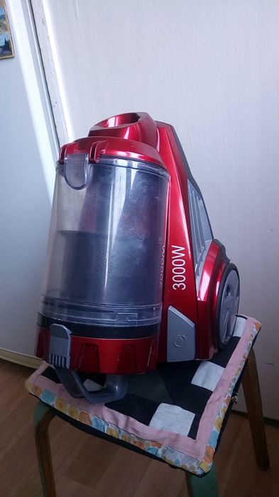 Пылисос красного цвета.