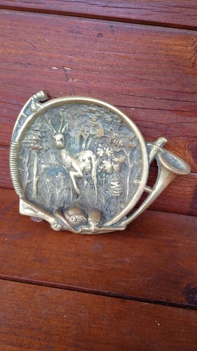 Scrumiera alama, scena din padure cu caprioara, arma, corn vanatoare