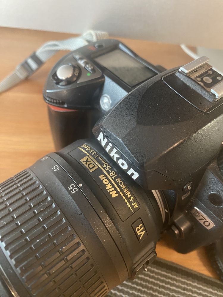 DSLR Nikon D70 ( plus obiectiv Nikon 18-55 AF-S VR )