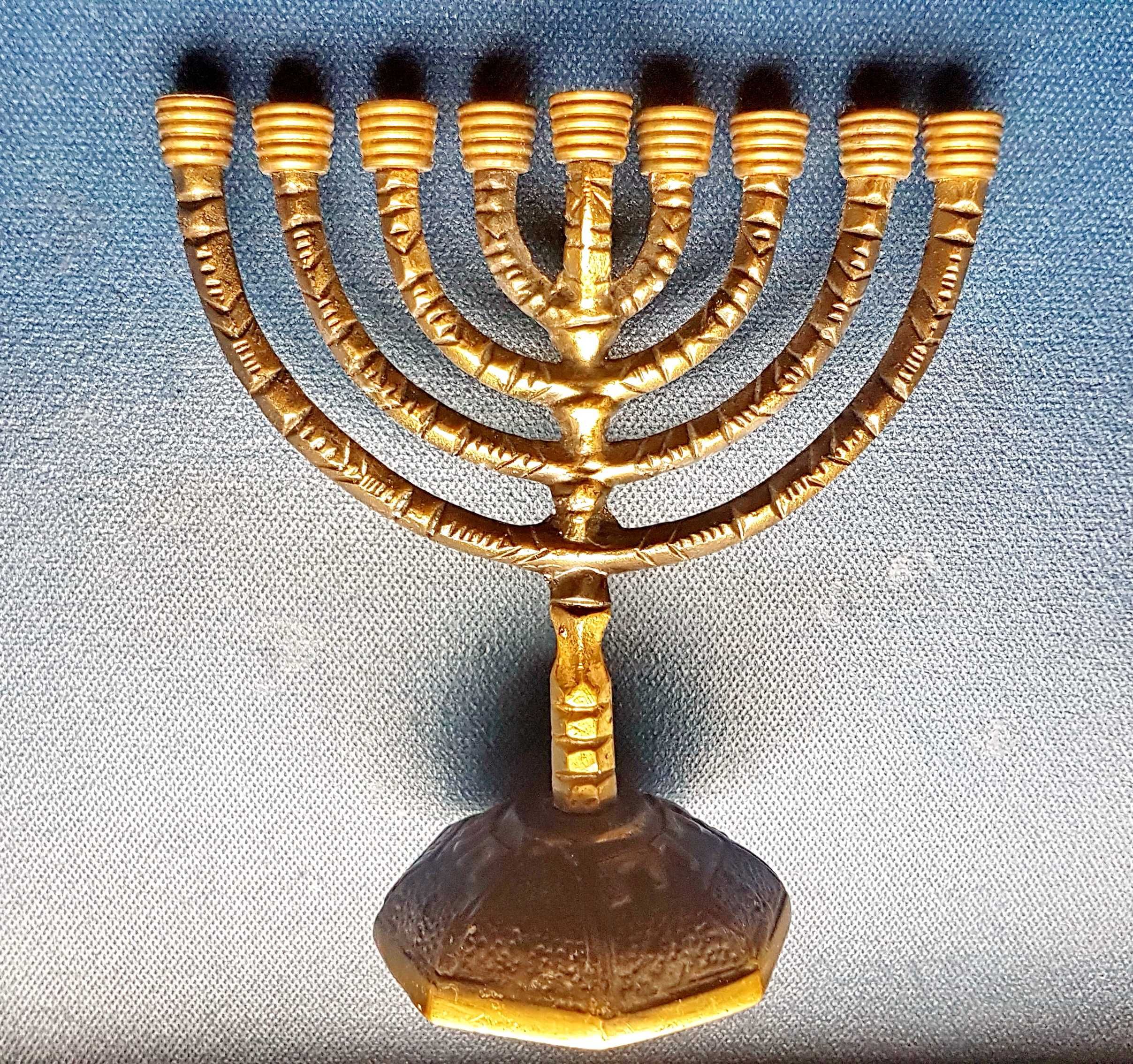 F157-MENORA MICA Israel 9 brate bronz masiv mesaj in ebraica.