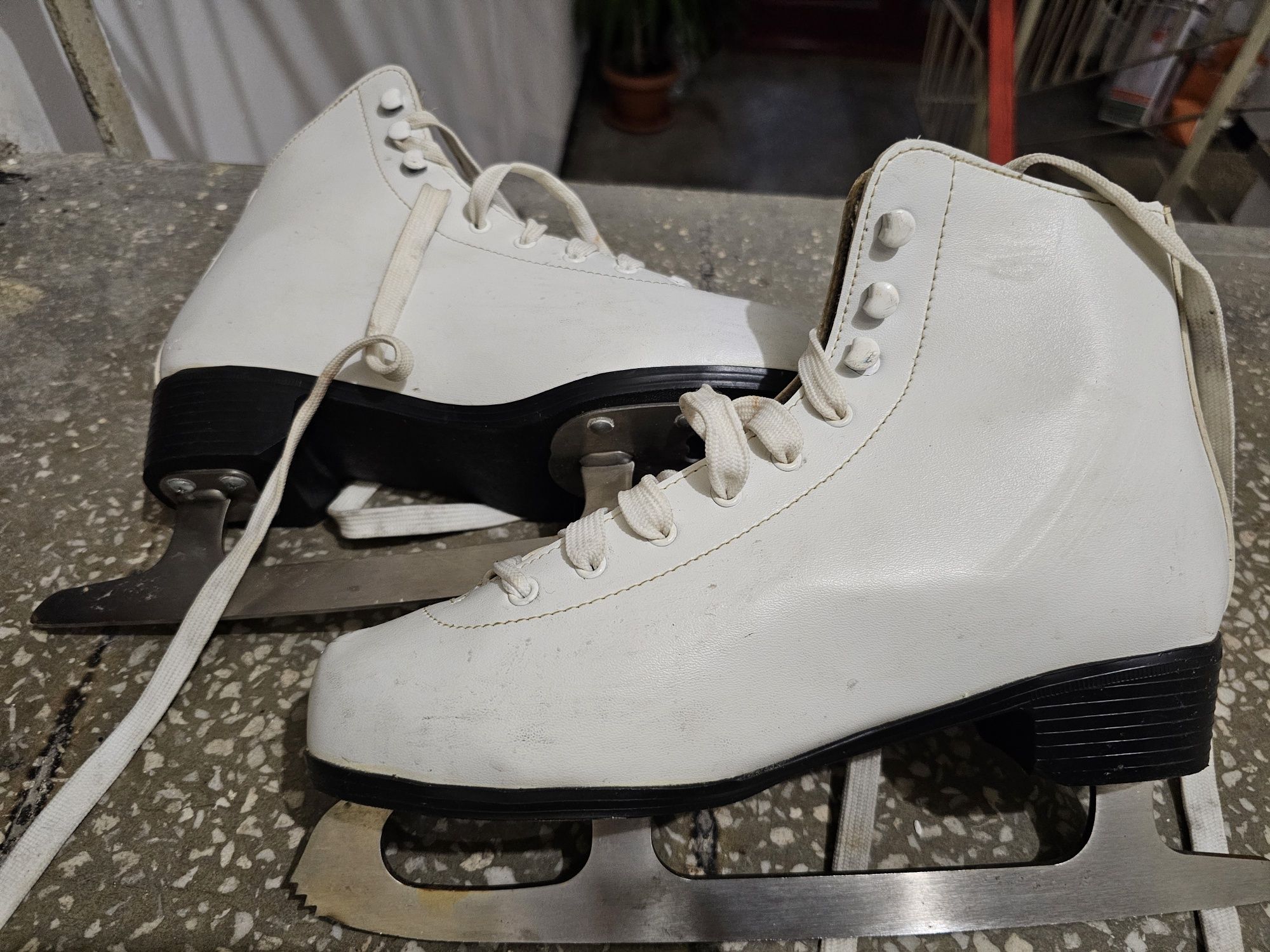 Patine Roces albe noi marime 41