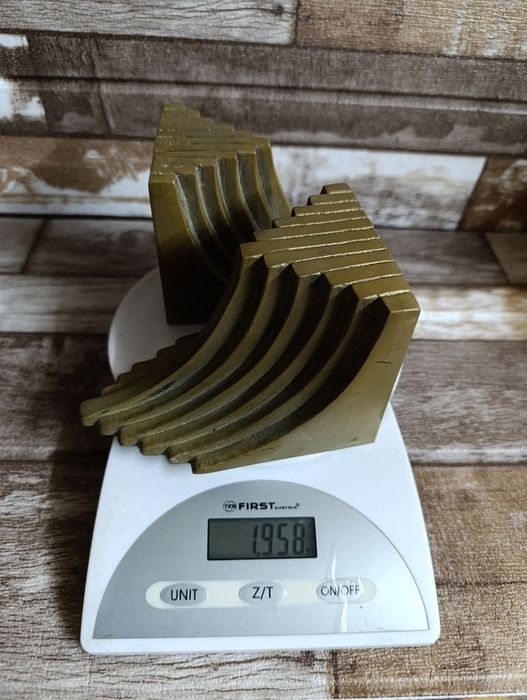 Плътни бронзови книгодържачи