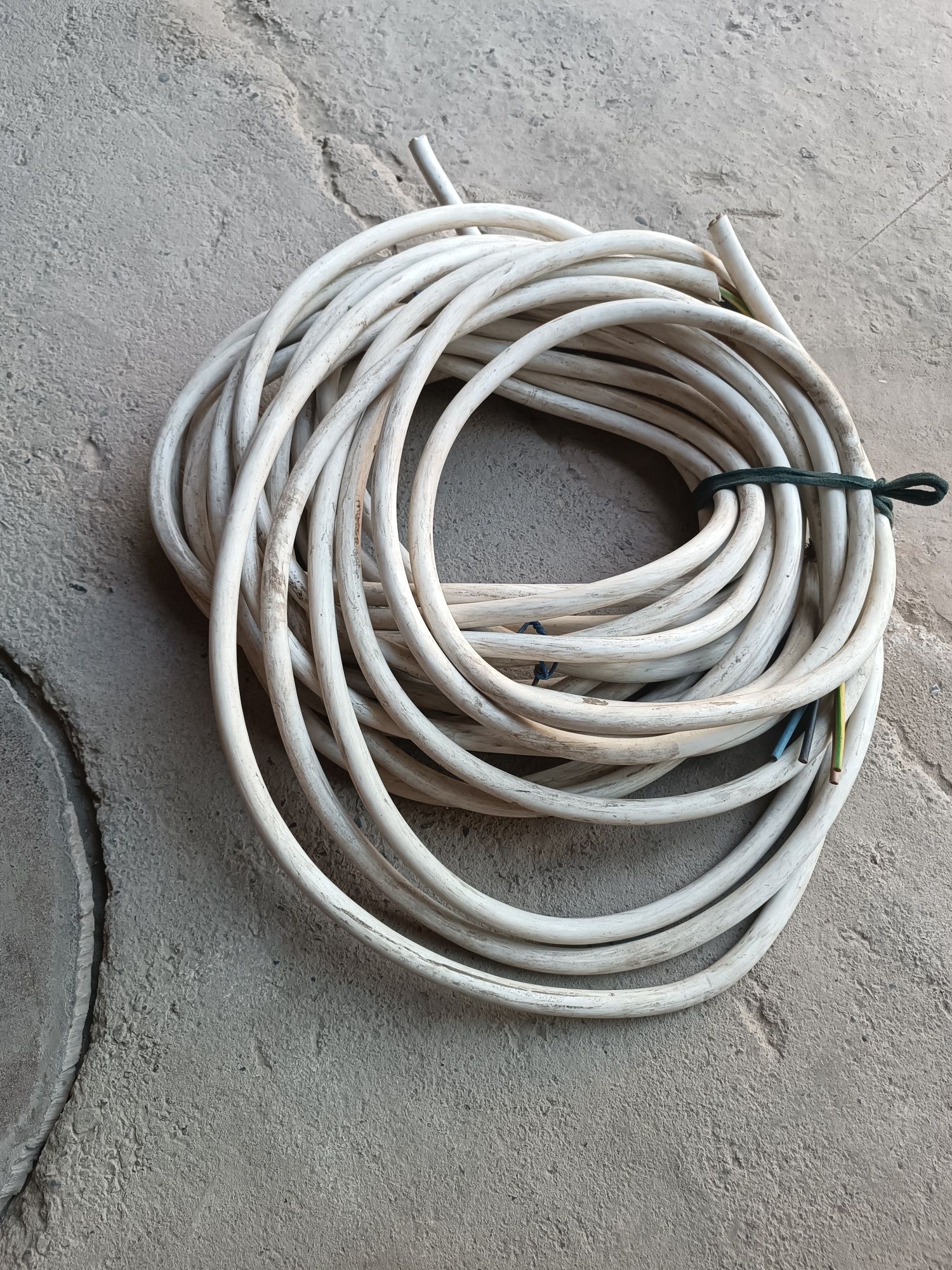 Kabel sotiladi  4x6 20 metr