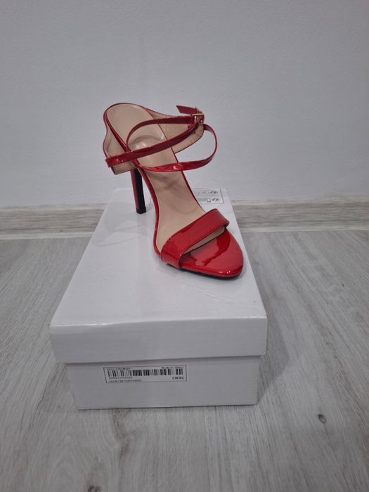 Vand sandale de ocazie