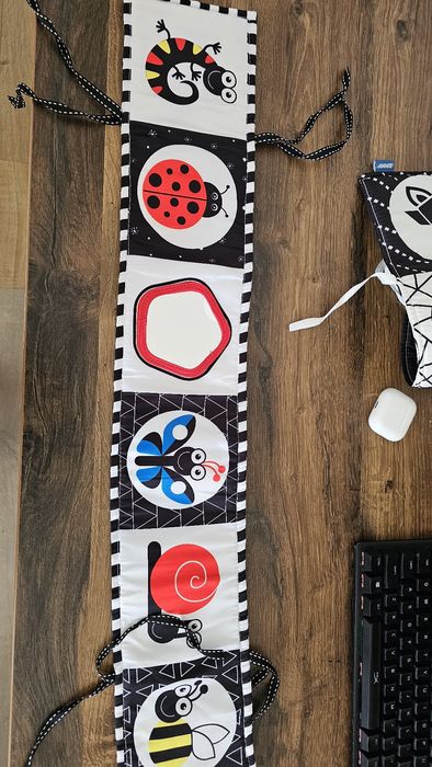 Carte senzoriala alb negru rosu bebelusi