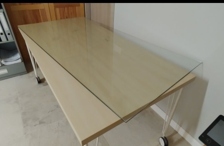 Плот за бюро Ikea със стъкло