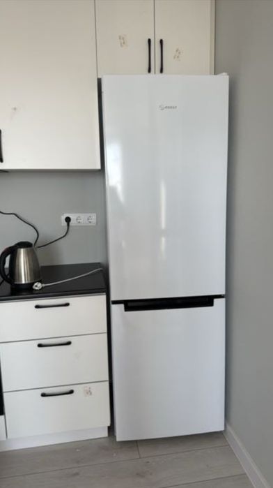 Срочно продам холодильник indesit