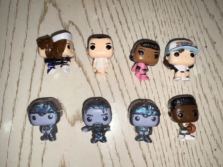 киндер  игрушки  "очень  странные  дела"