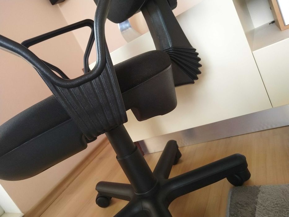 Ергономичен офис стол