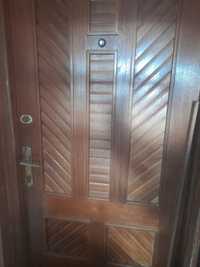Ușa din lemn masiv
