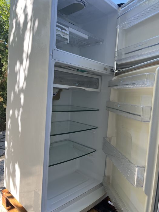 Хладилник с горна камера