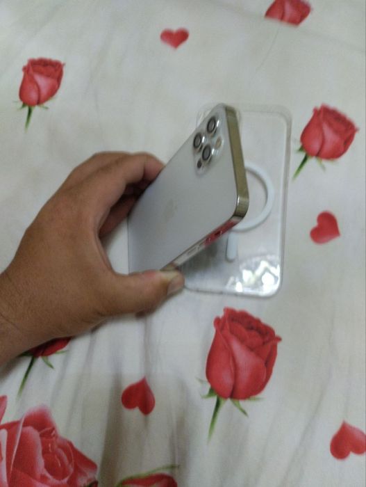Iphone 12 pro sotiladi 460$ rangi oq ideal holatda