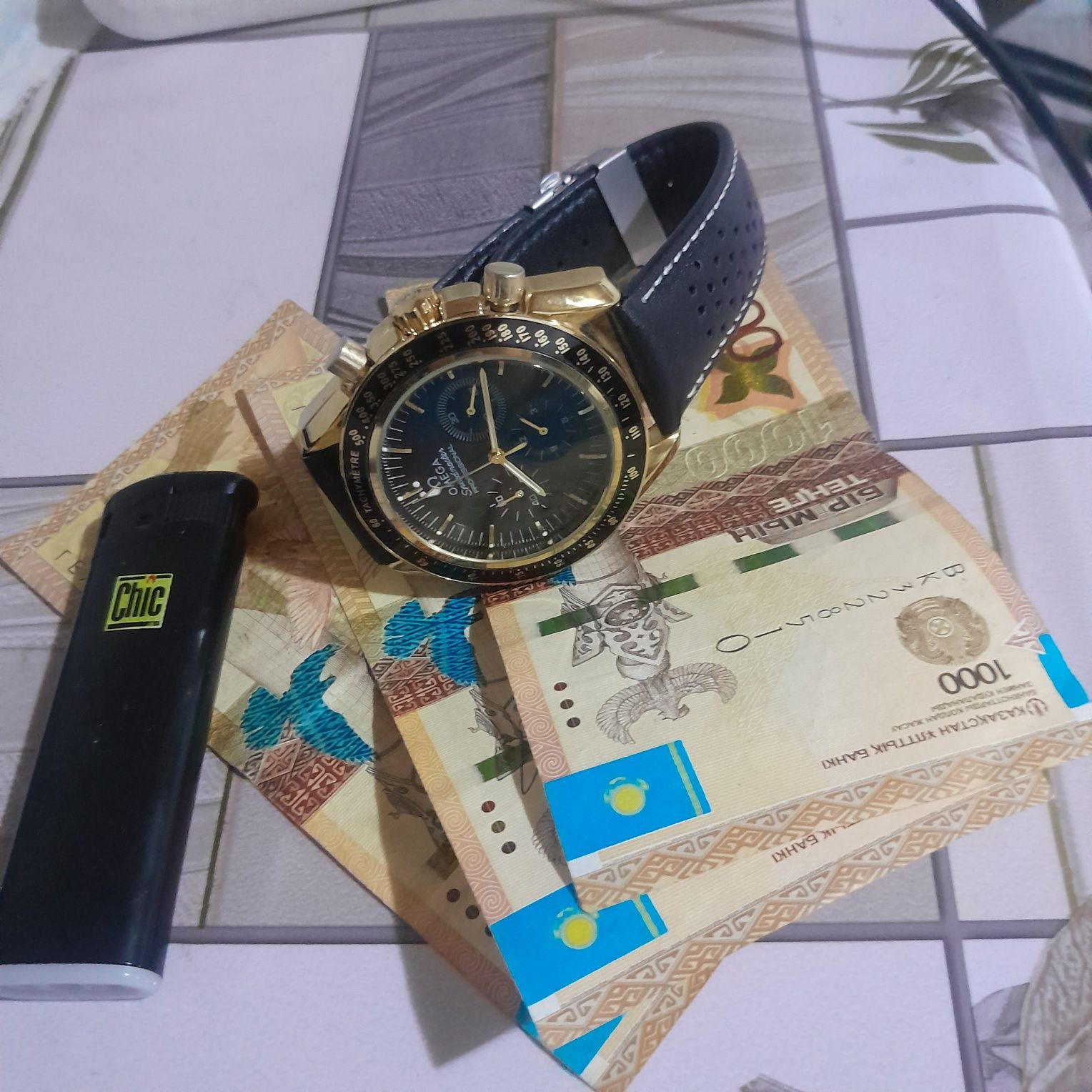 Часы OMEGA золотистого цвета