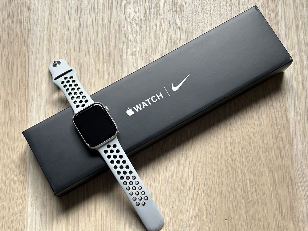 Apple Watch 6; 44 MM; Nike Edition; Cellular; Impecabil
