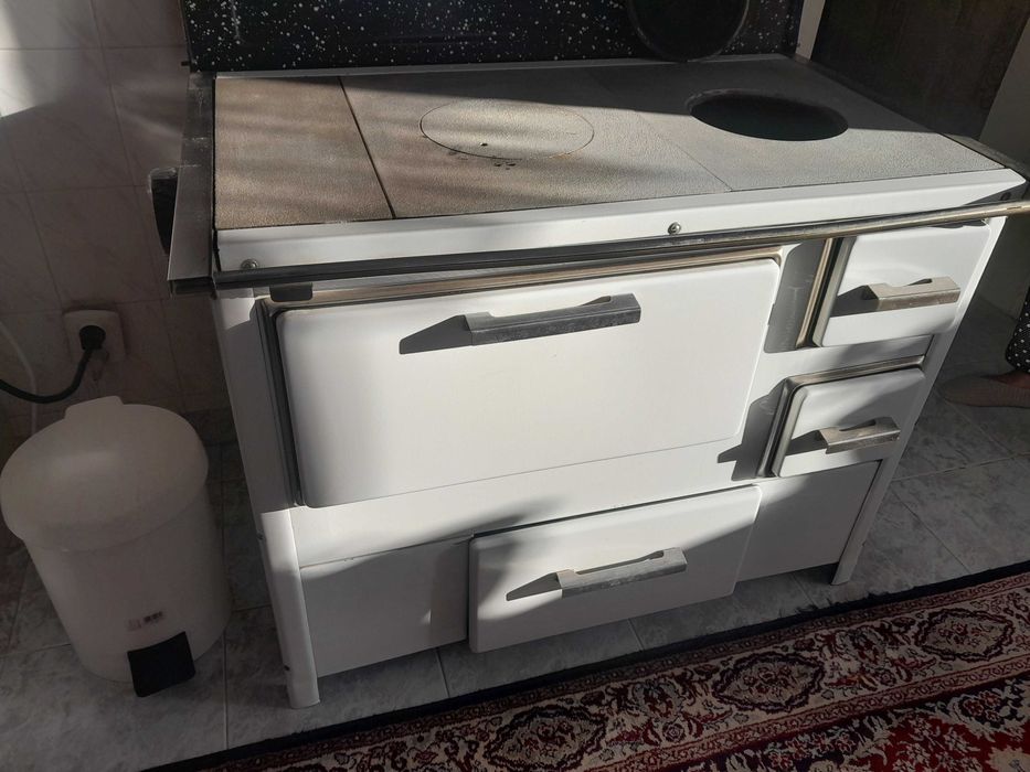 Печка готварска на дърва .