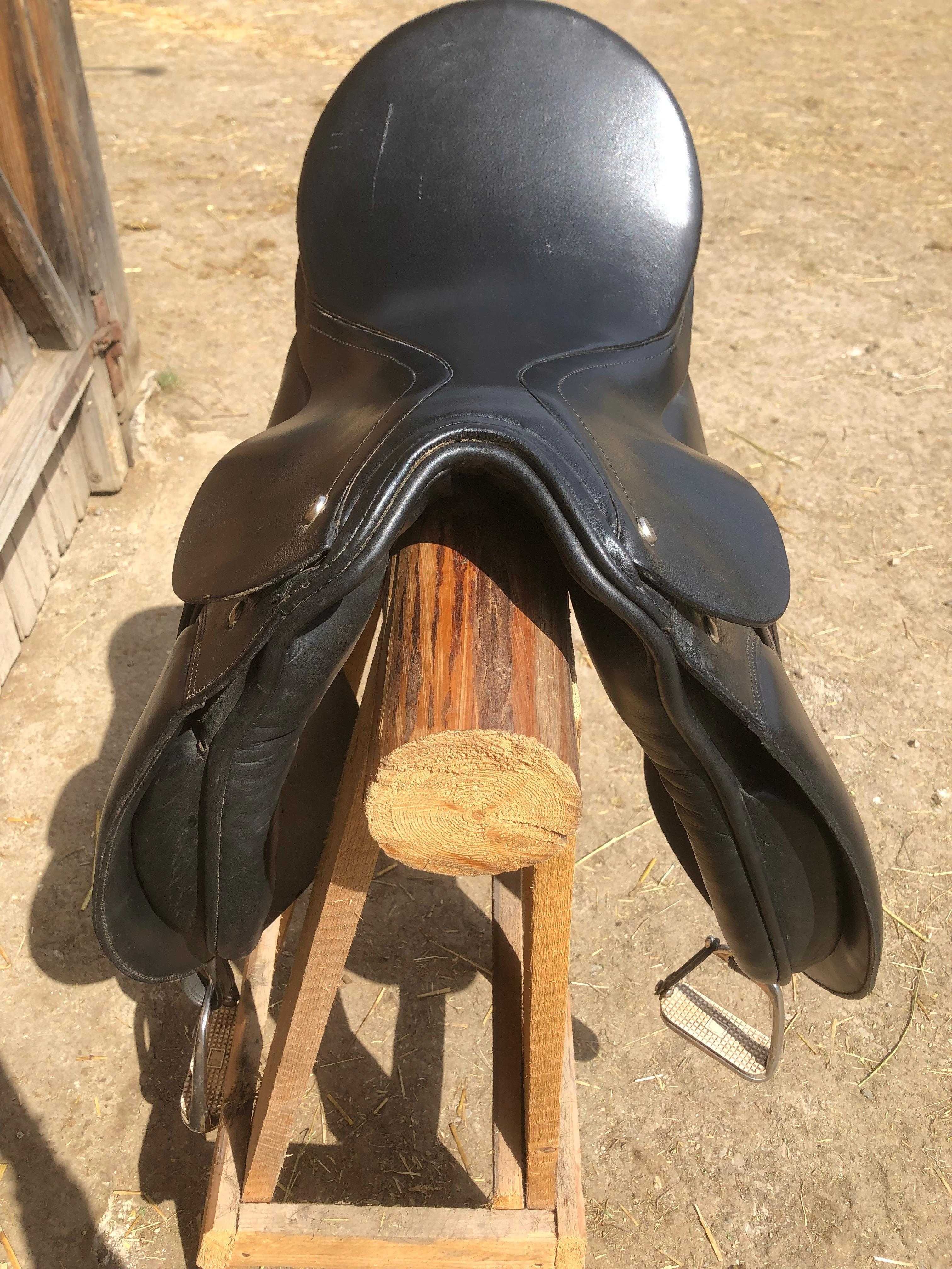 Vând șa de dresaj