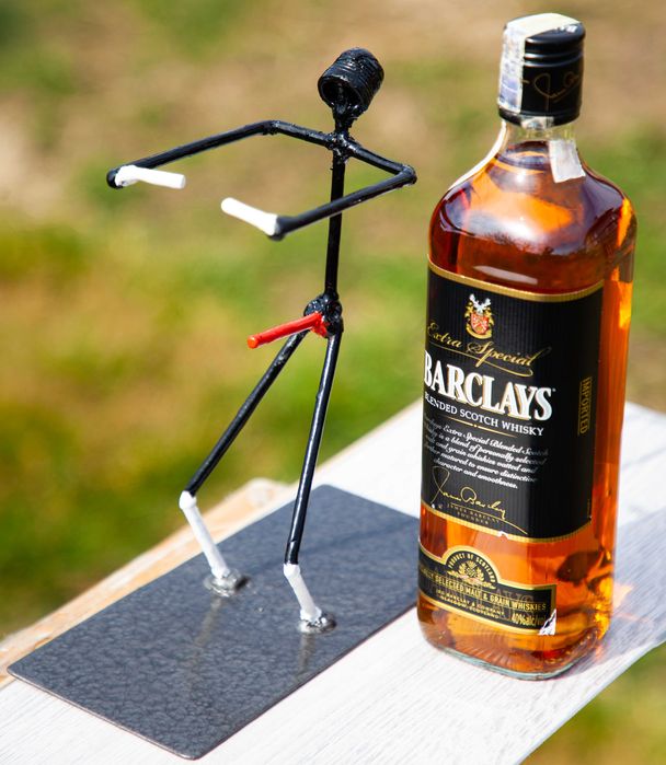 Идеалния подарък - бутилка алкохол с арт поставка