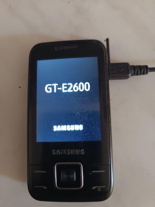 Vand 2Telefoane''Samsung GT-C3750 și GT-E2600'"