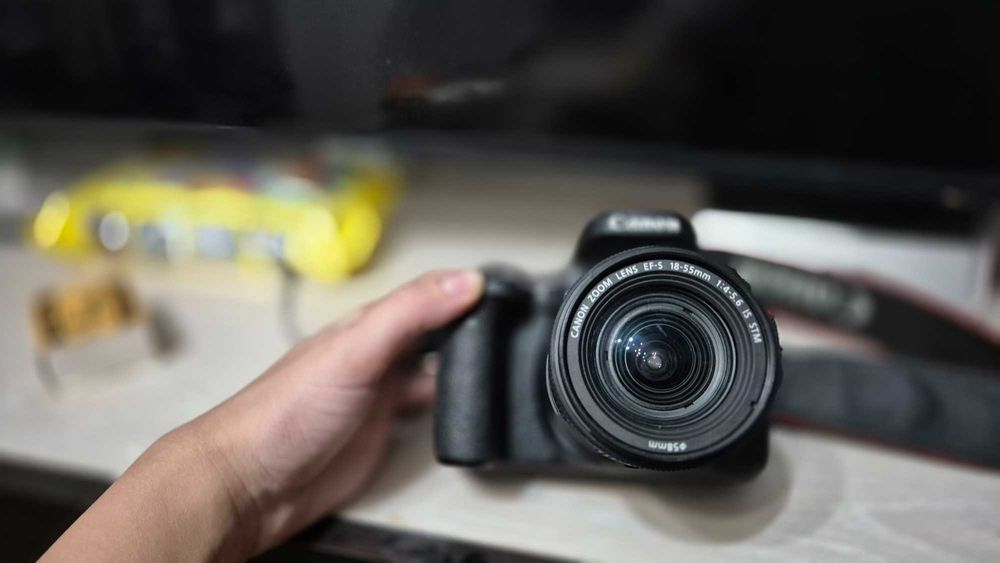 Aparat foto - Canon EOS 77D
