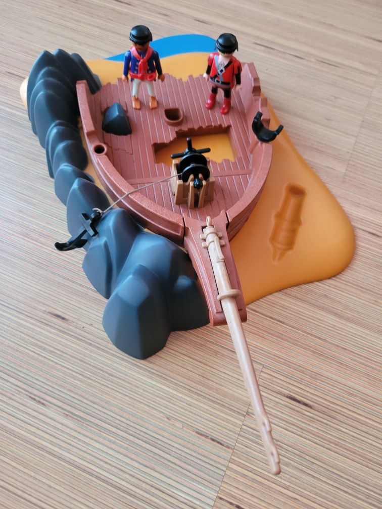 Corabia naufragiata piratilor Playmobil