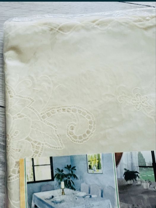 Fata de masa musama plastifiata si brodata 137x183 cm
