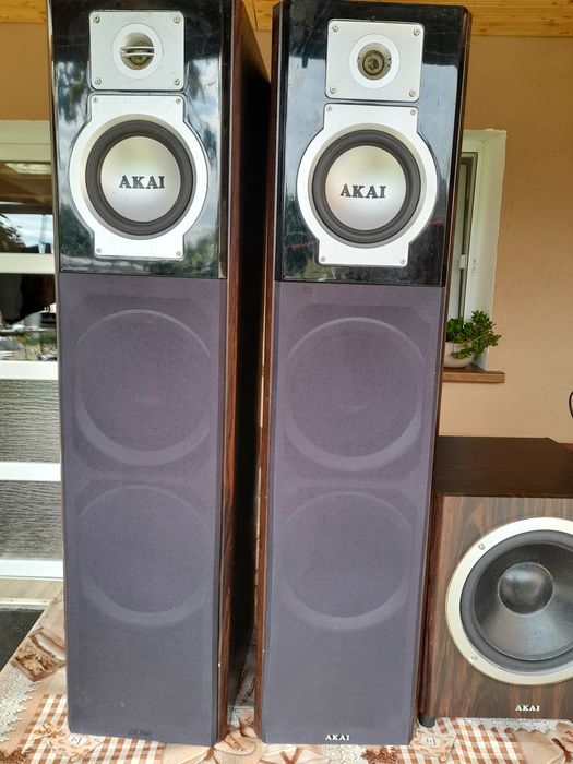Boxe și statie Akai 100w