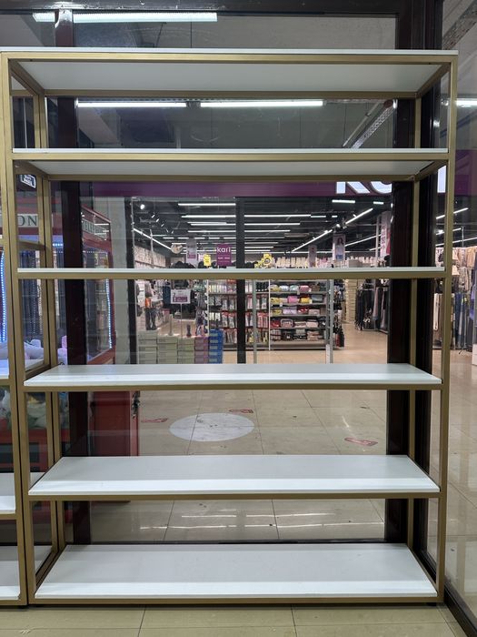 Стеллаж металлический с полками.