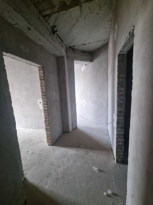 Urganch shahrida yangi  binoda joylashgan 2-xonali joy sotiladi.