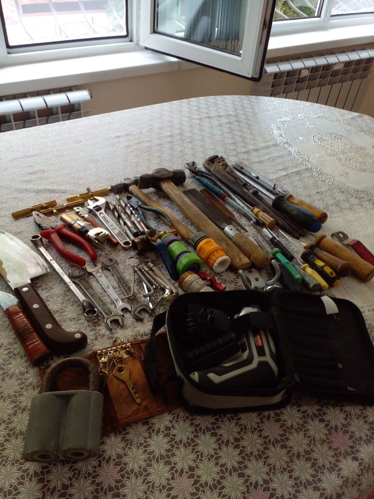 Инструменты, лопаты.