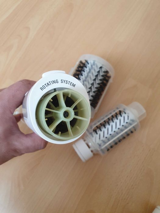 Perie cu aer cald de indreptat parul Rowenta Brush Active CF9250