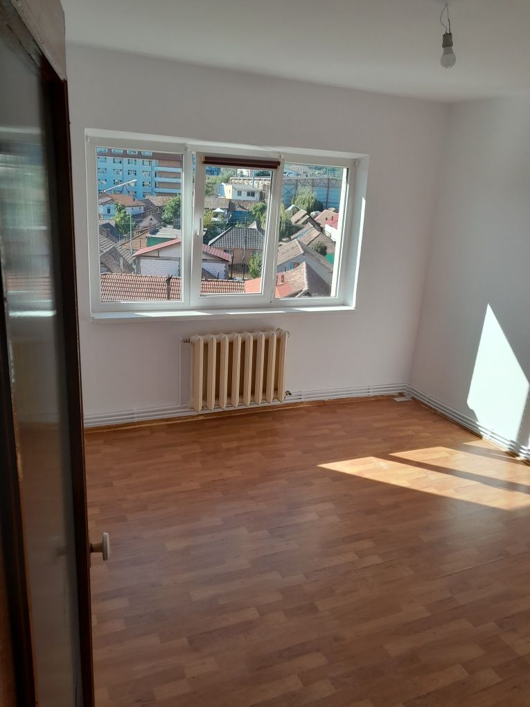 Apartament 3 camere 2 bai,ETAJ4 acoperit si parcare rezervata.