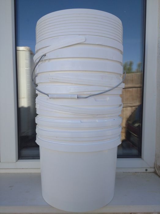 Новые ведра с крышкой   из  под майонеза  есть  и 5 л.