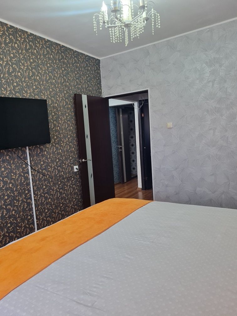 Посуточно 3 ком . Кв  , 27 мкр .