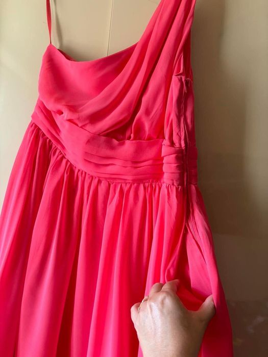 Rochita eleganta model pe un umar