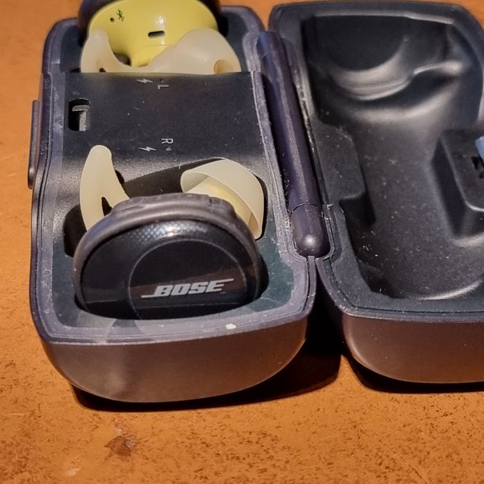 Наушники Bose Sports, два вида