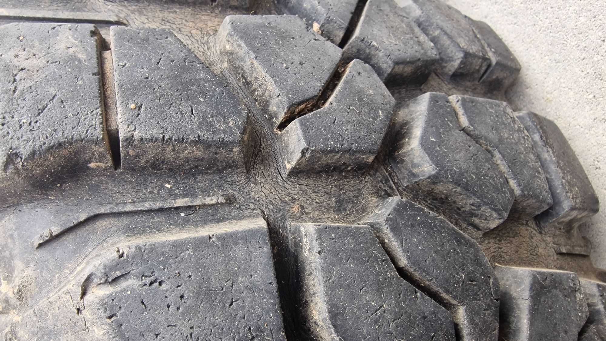 BF GOODRICH KM2 265 75 16