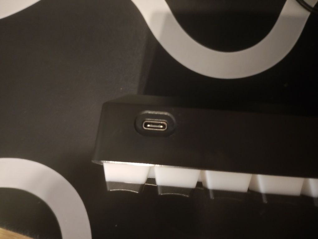 Genesis Thor 660 Wireless, gaming red key caps