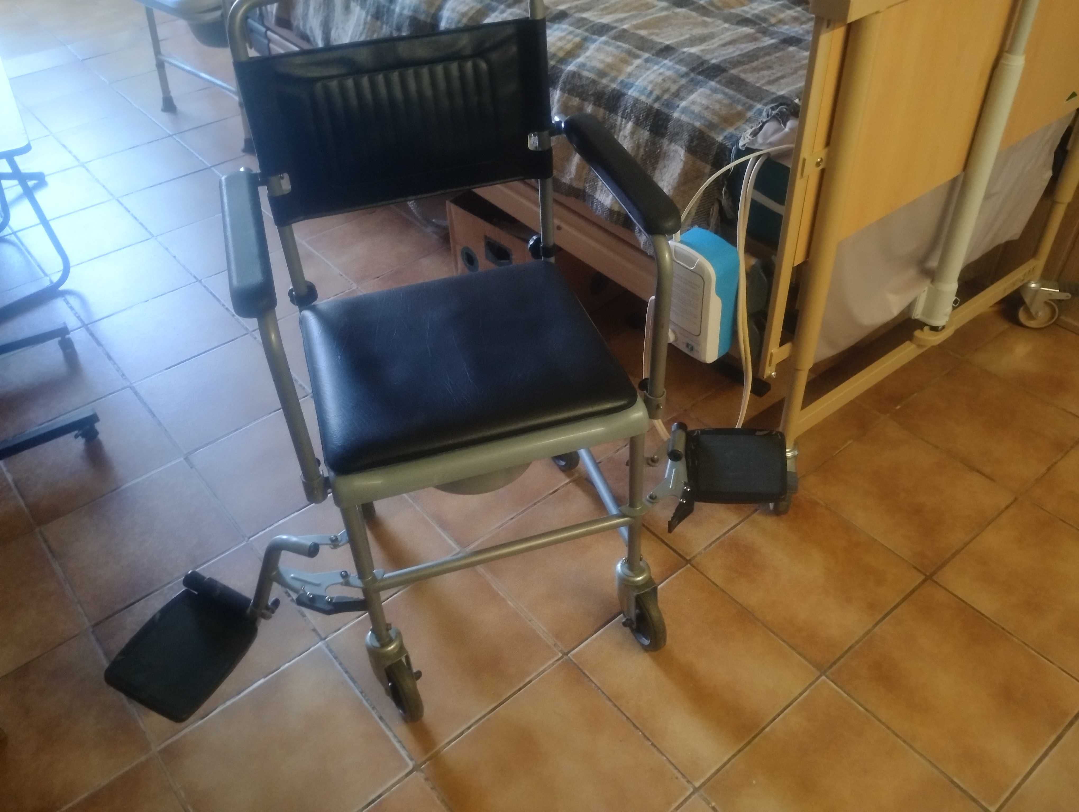wc portabil cu roti tip fotoliu