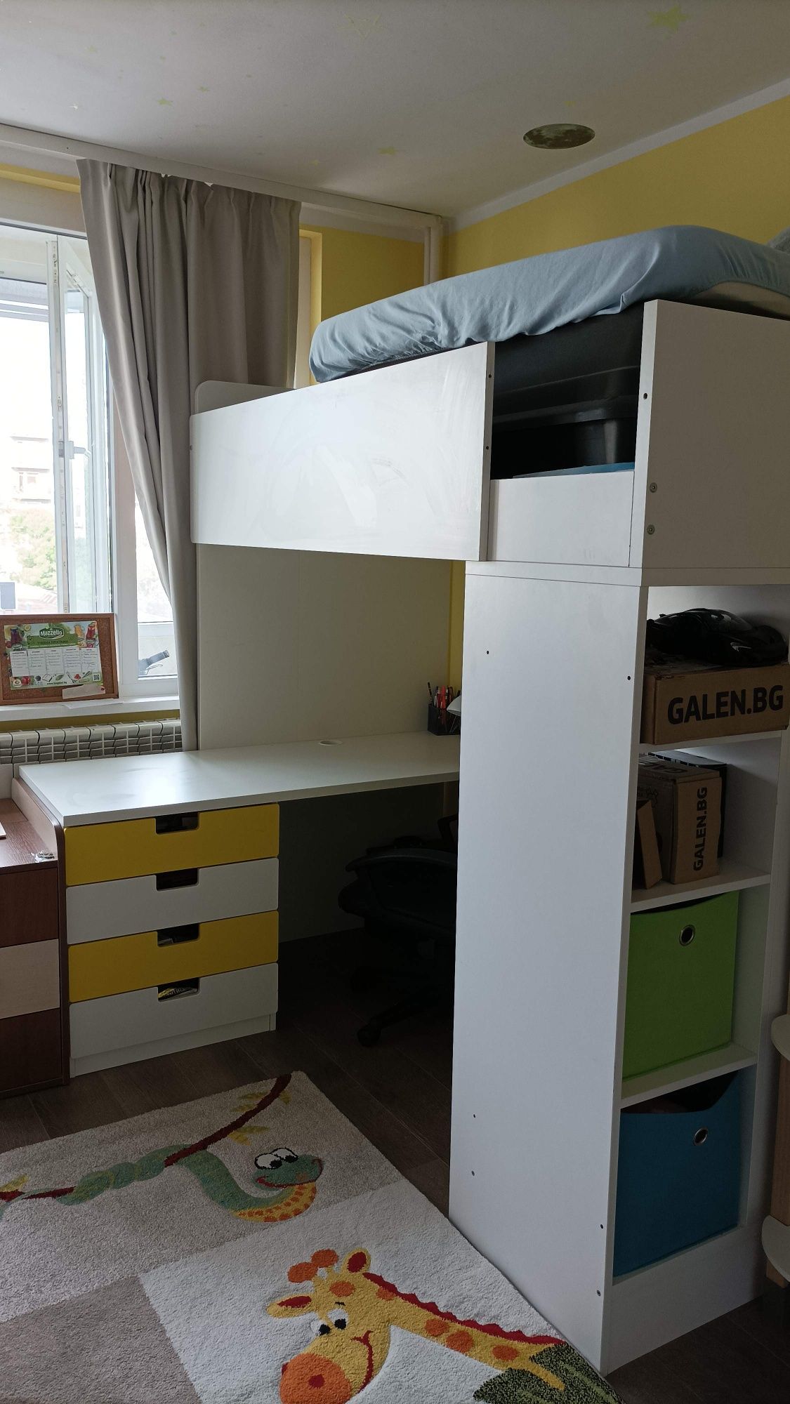 Обзавеждане за детска стая: легло, бюро с чекмеджета, гардероб, етажер