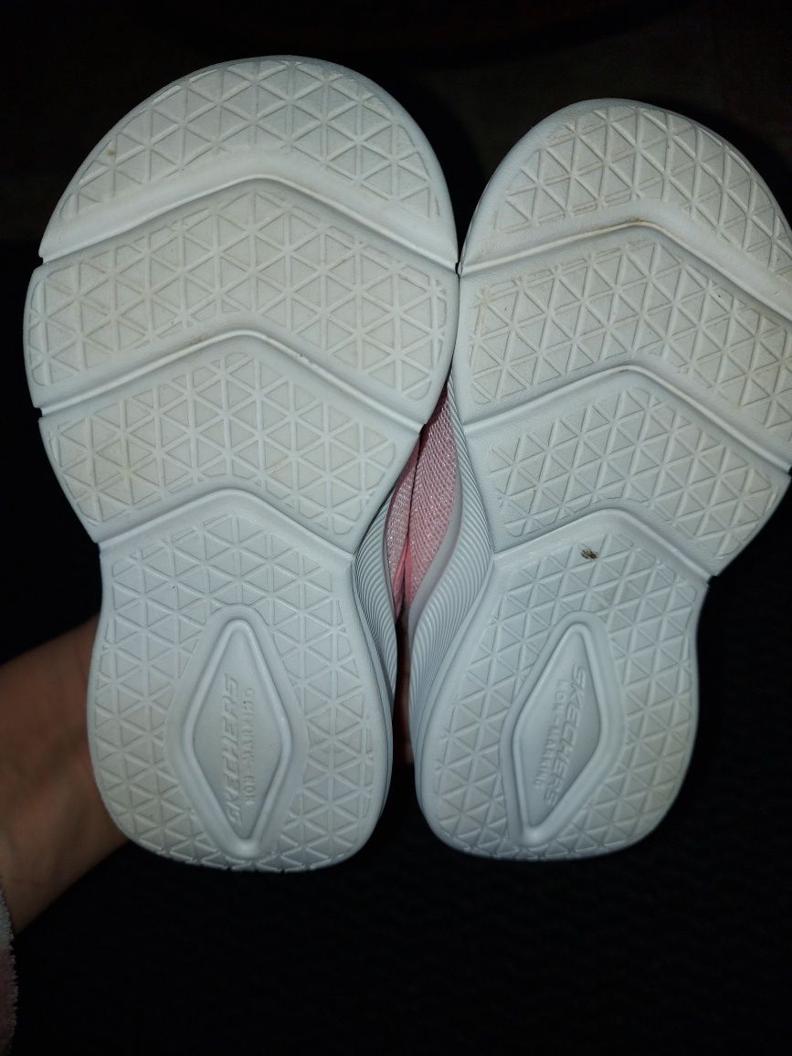 Incaltaminte skechers mărimea 22