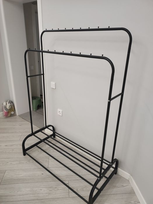Вешалка для одежды  в прихожую внизу  для обуви