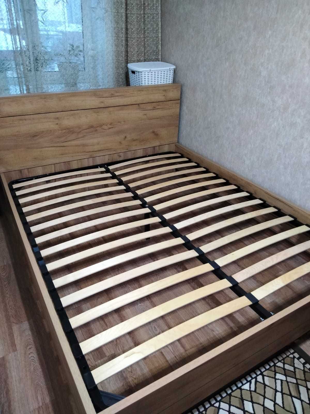СРОЧНО!!! Продам двуспальную кровать с матрасом.