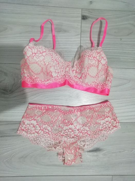 Set lenjerie sexy H&M sutien și chiloți  cu dantela
