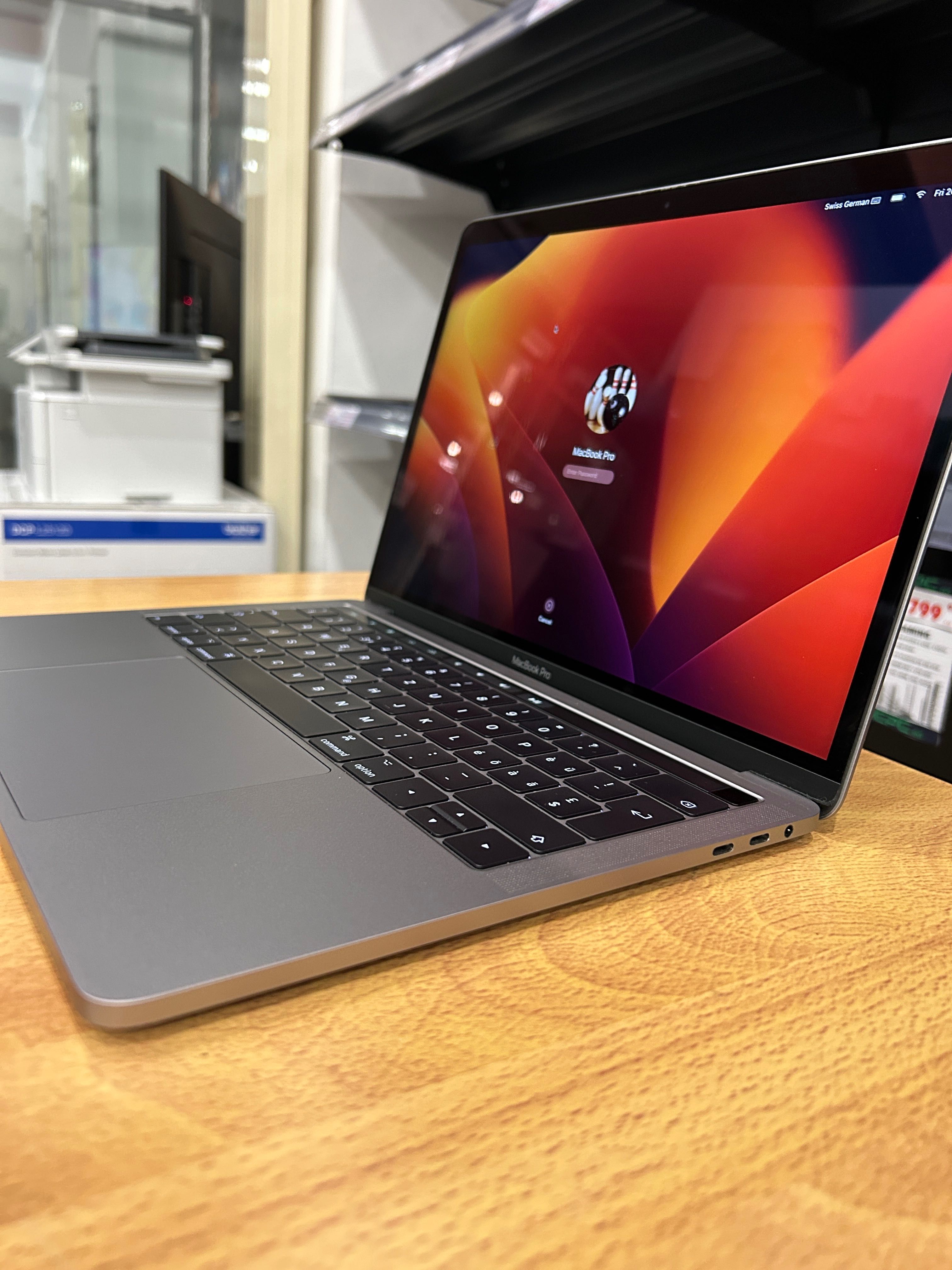 Като нов! Лаптоп MacBook PRO i5/8/256/ A1706 - mid 2017 Touchbar