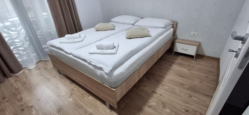 Pat matrimonial cu noptiere și saltea