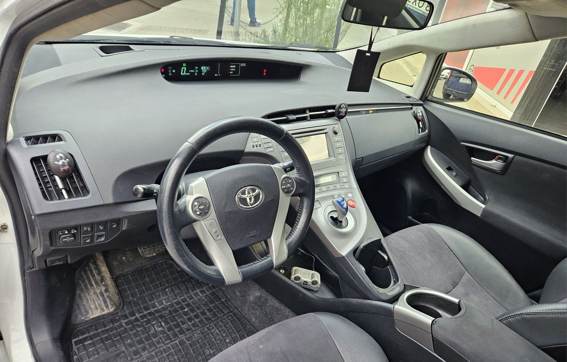 Inchiriez Prius 3 face lift ,UBER, BOLT, hibrid +GPL, automat