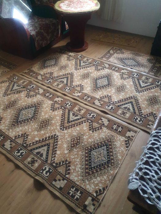 Vând 7 carpete de diferite dimensiuni, în stare bună